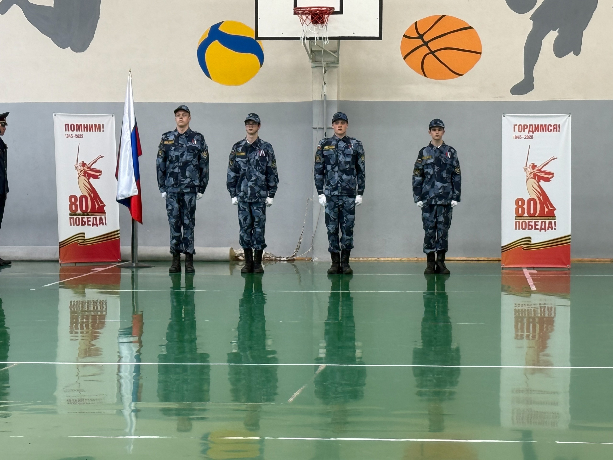 Конкурс песни и строя.